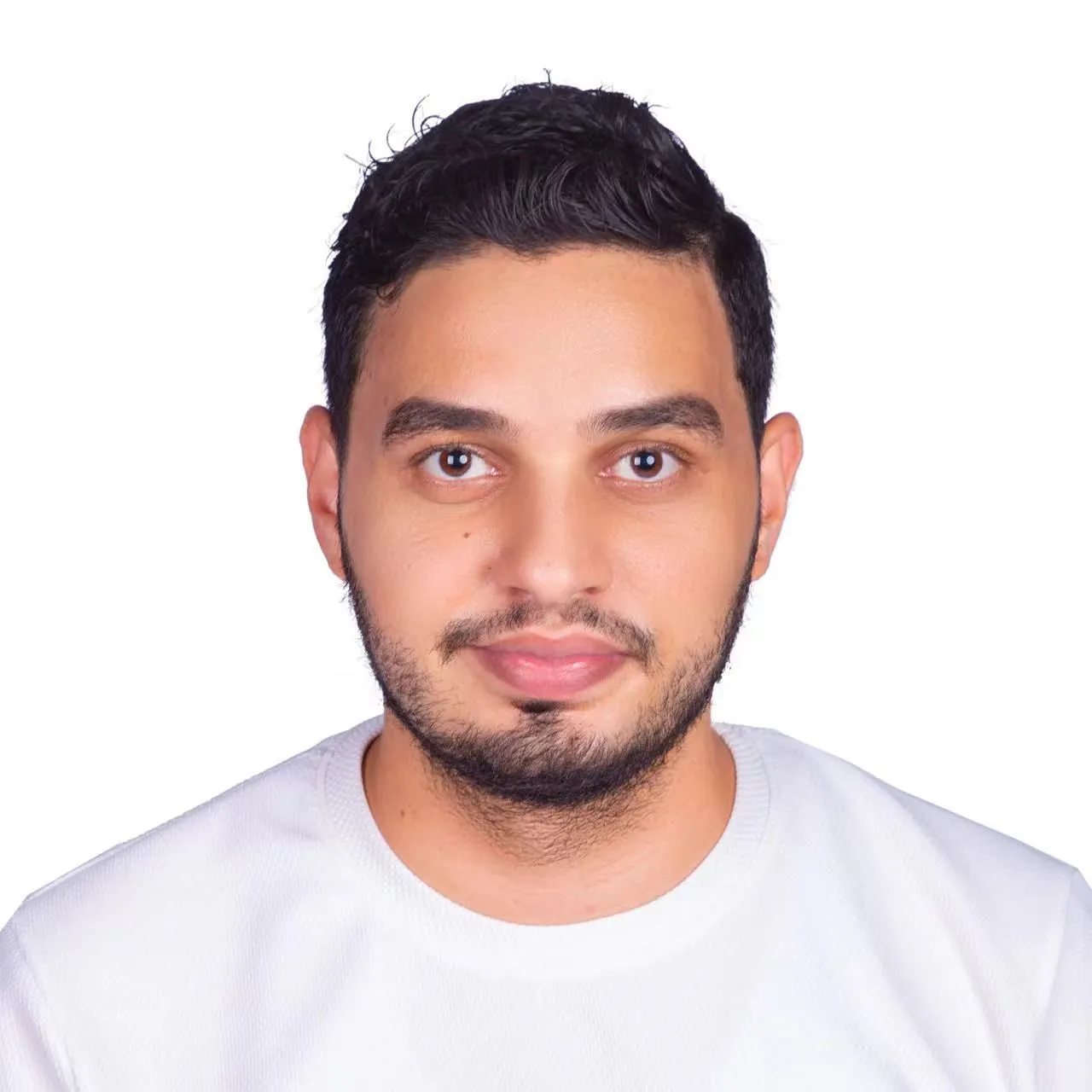 الصورة التعريفية لهيثم صقر الغول أمام خلفية بيضاء
